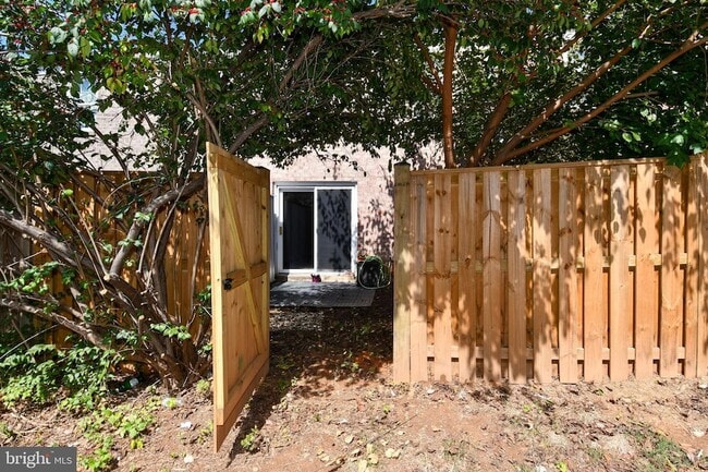 Building Photo - 9619 Nonquitt Dr