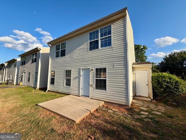 Building Photo - 15 Lakeside Cir