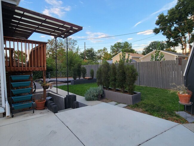 Building Photo - Close to Sugar House Park 2 Bd 1 Ba Basement Duplex