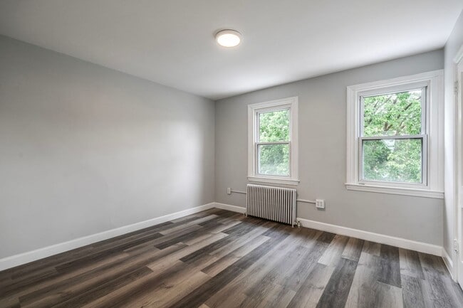 Building Photo - Newly Renovated 5BR/2BA Row home