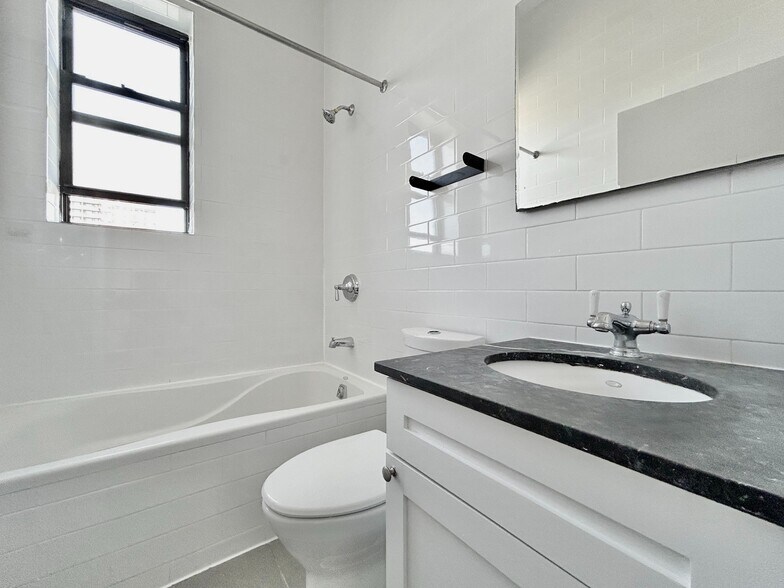 Building Photo - 607 W 137th St