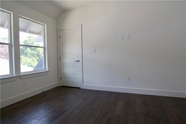 Building Photo - 705 Harris Ave