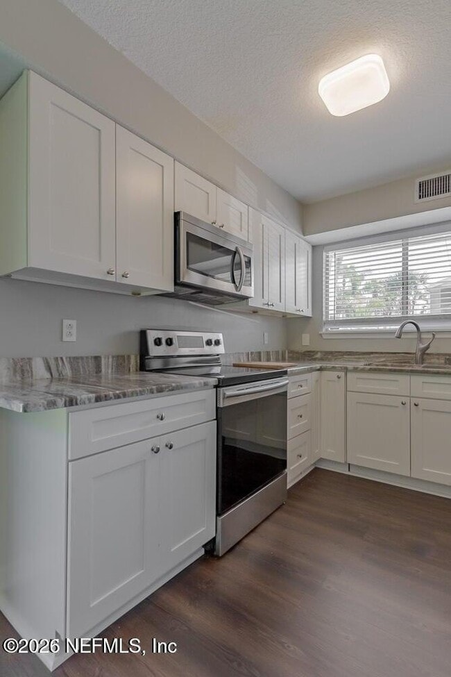 Building Photo - 360 14th Ave S