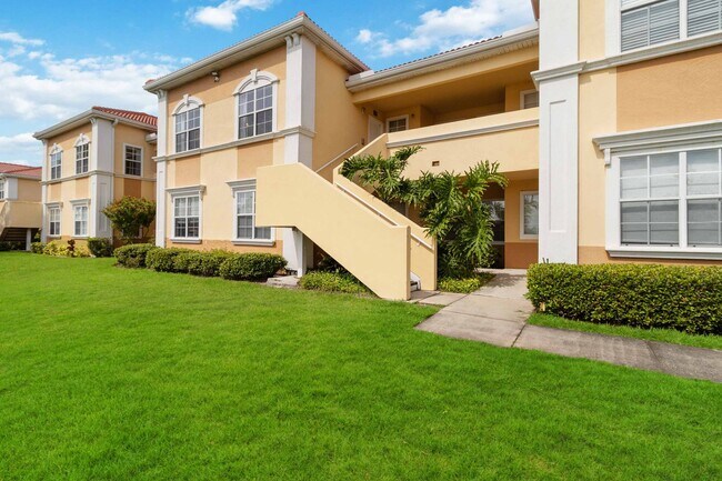 Building Photo - Beautiful furnished 2/2 condo with stunning water view available now for a short-term stay