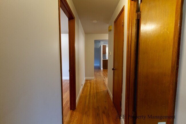 Building Photo - Bellevue Home in Phanton lake Area