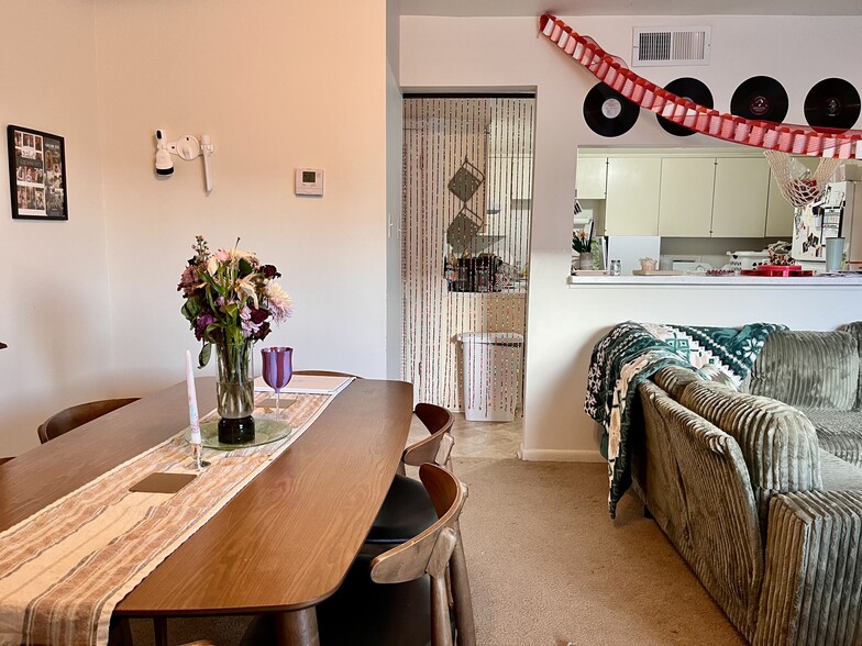 Dining room. - 305 Green Briar St