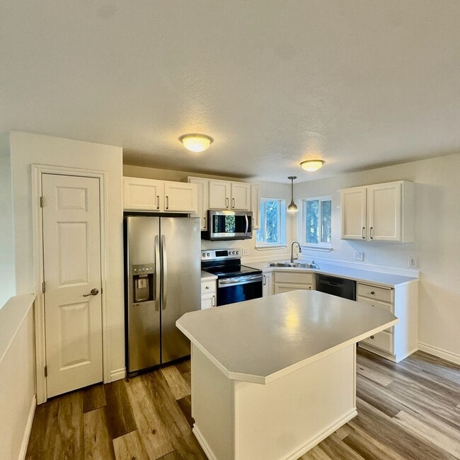 Building Photo - Cute 4 bed 2 bath move in ready home!
