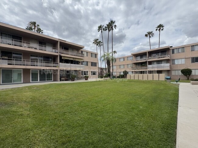 Building Photo - 6979 Palm Ct