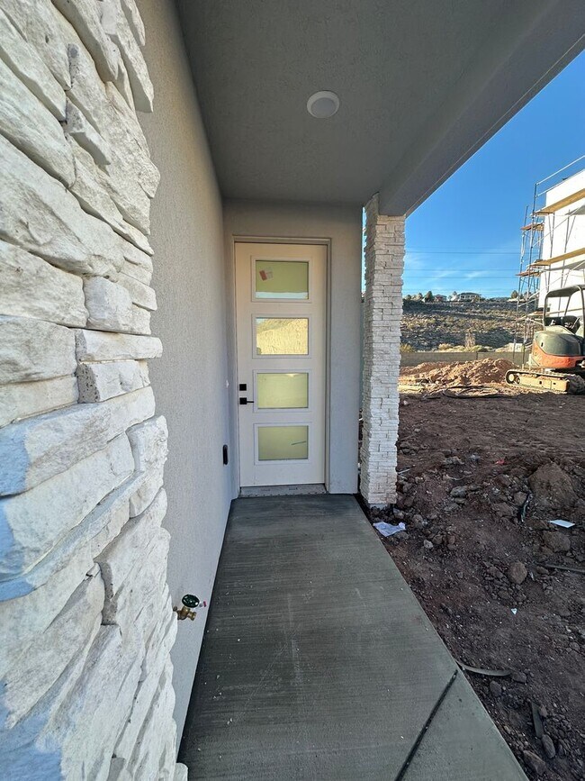 Building Photo - Brand New Townhome