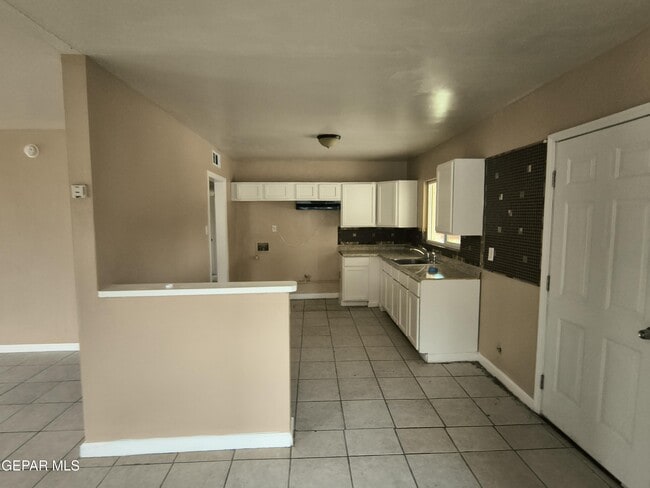 Building Photo - 4918 Guadalupe Dr