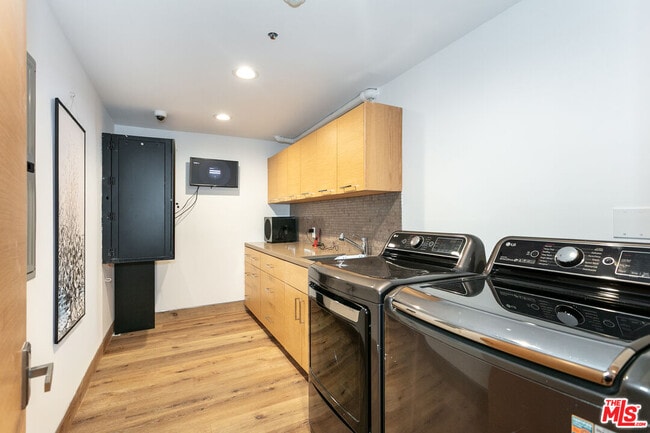 Building Photo - 142 N Hamel Dr