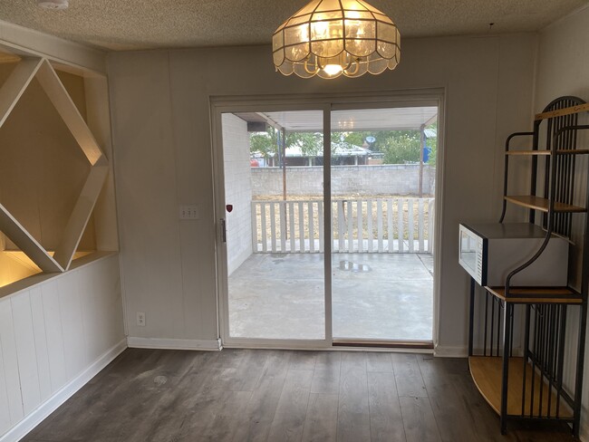 Building Photo - 819 E Hibiscus Ave