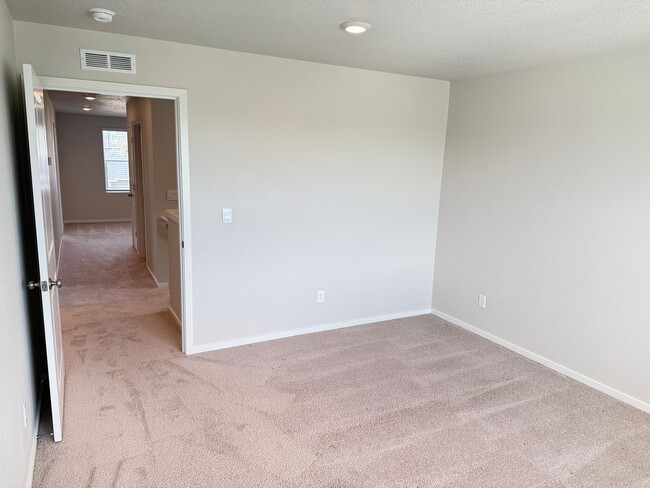 Building Photo - Newer 3 bedroom 2.5 bathroom house!