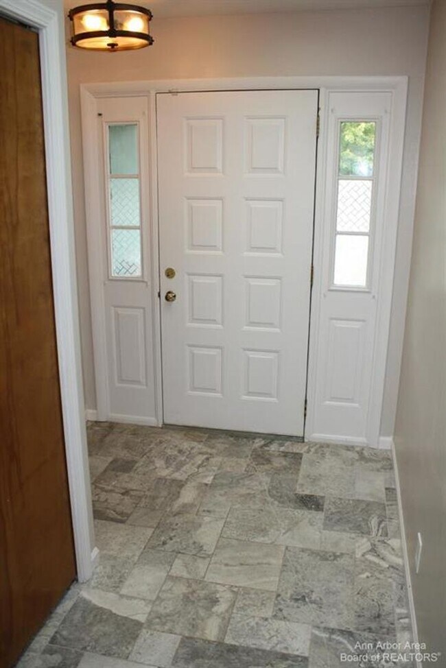 Building Photo - Spacious Ranch