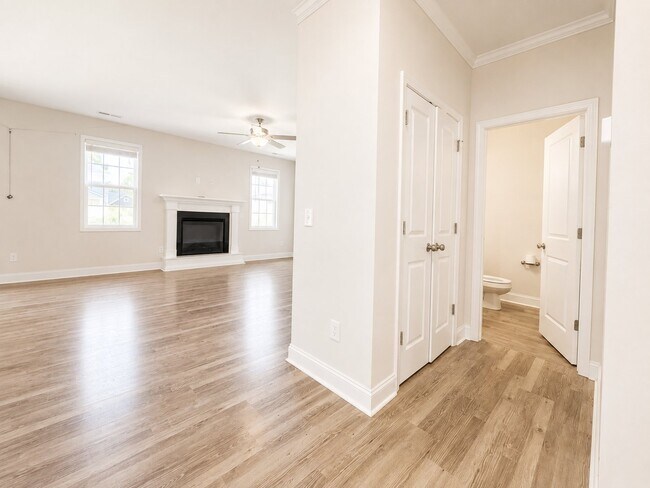 Building Photo - 2120 Lunsford Dr