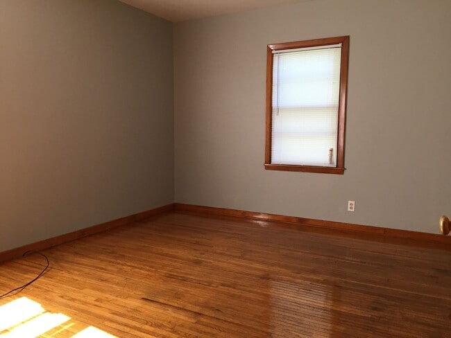 Building Photo - 2 Bedroom 1 Bath Single Family Home. No charge applications are online at www.cedarvalley4rent.com