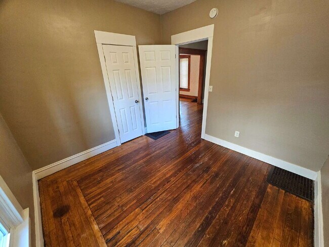 Building Photo - Cute and Cozy Main Level 2 Bedroom 1.5 Bath