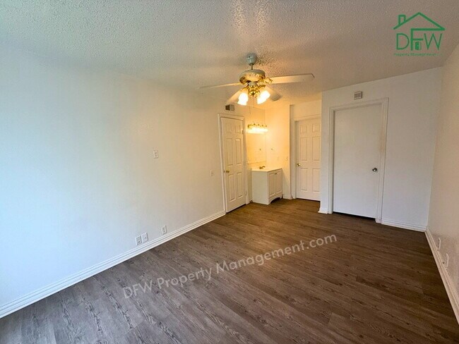 Building Photo - 3 Bed / 2 Bath Townhome - Fenced Yard, Community Pool