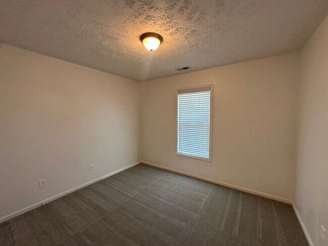 Building Photo - Well-Maintained 4 Bed 2.5 Bath with Fenced Backyard