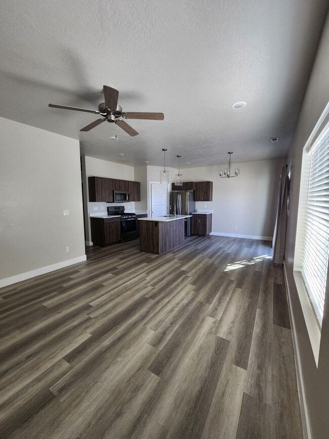 Building Photo - Modern 3-Bedroom Home with Balcony for Ren...