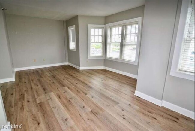 Building Photo - Studio, 1 bath Condo - 230 E 9th St