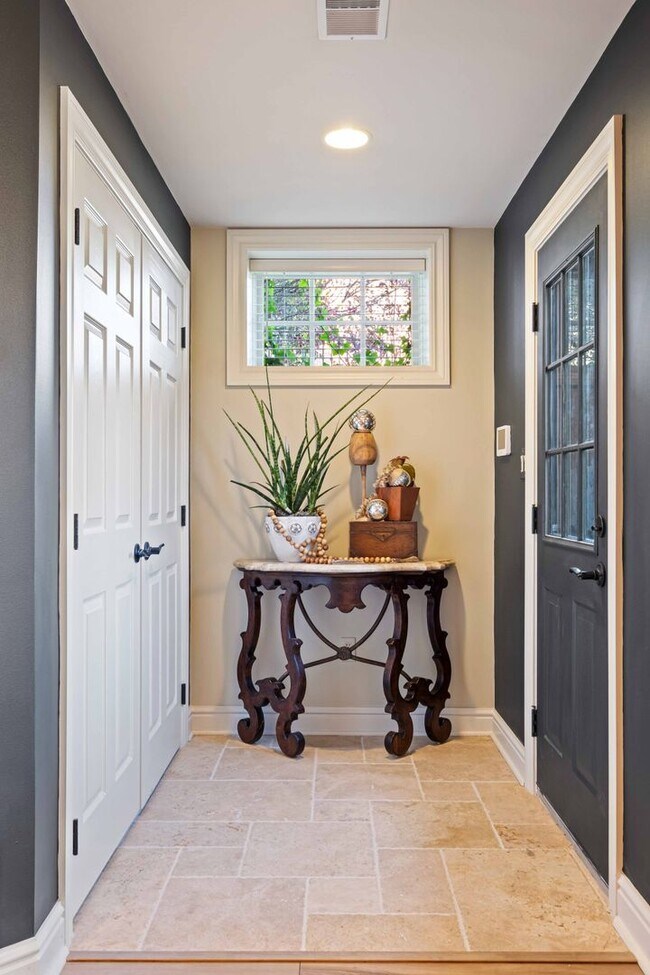 Building Photo - Fully-Furnished Luxurious Home in Nevillewood