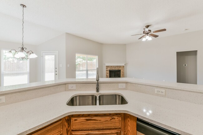 Building Photo - 605 Crestview Ct