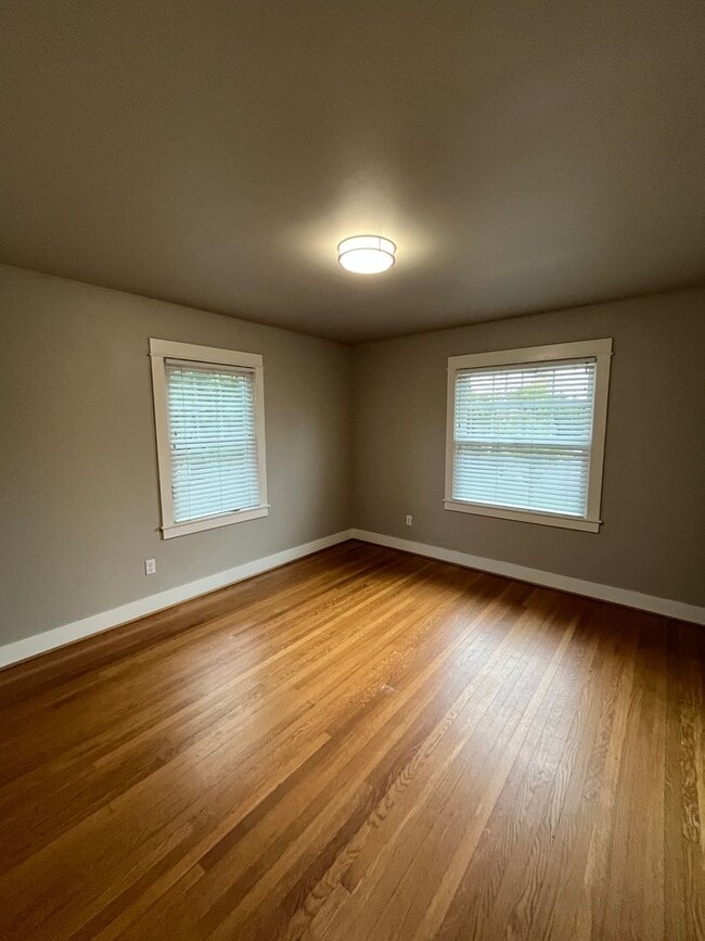 Building Photo - Large / Modern 1 Bedroom w/ Private Baseme...