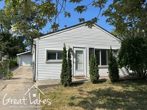 Building Photo - Stunning 3 Bedroom 1 Bathroom now availabl...