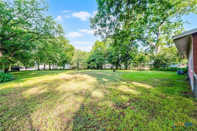 Building Photo - 2052 Gruene Rd