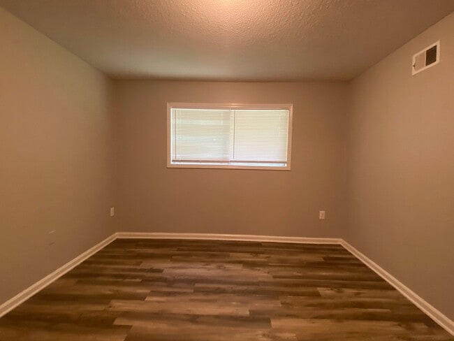 Building Photo - A Joyful 3-Bed Duplex Home!