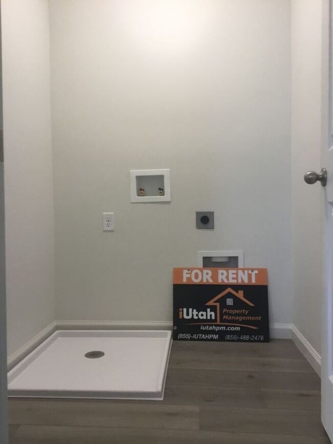 Building Photo - 3 bdrm 2 1/2 bath Home- Small Dog Friendly