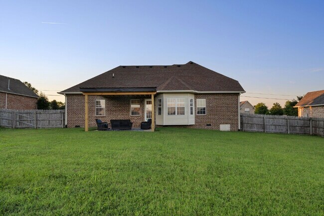 Building Photo - FULLY and Tastefully furnished 3 bedroom h...