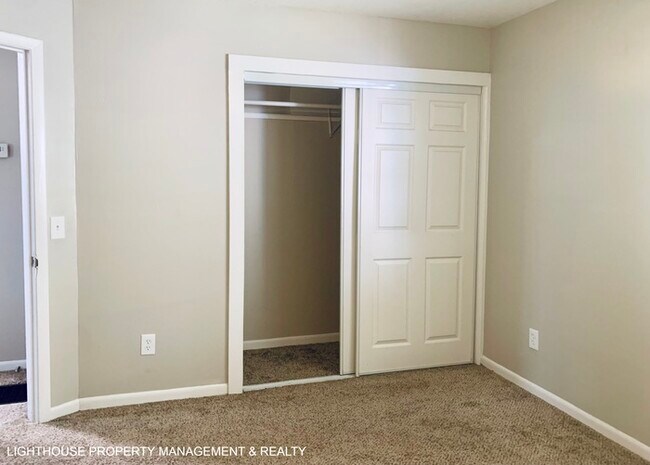 Building Photo - Cozy 2/1 duplex