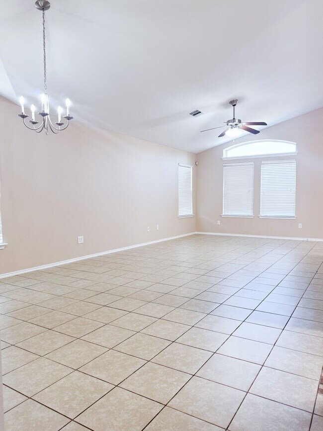 Building Photo - Perfect location! 4/2 home!