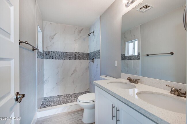 Building Photo - 557 W Toledo St