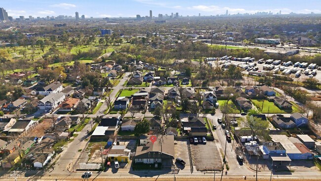 Building Photo - 3911 Fulton St