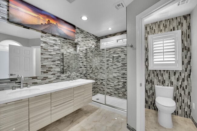 Building Photo - 9645 Grapeland Ave