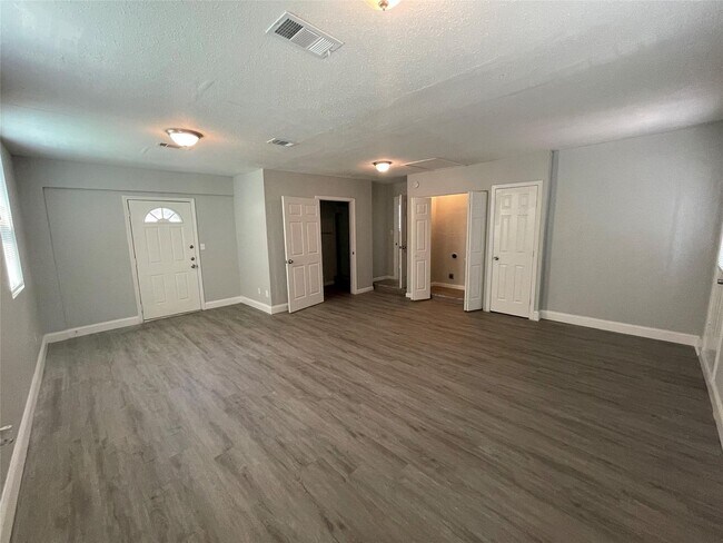 Building Photo - 3 BR/2.5BA | Updated Single Family Home | Gated backyard