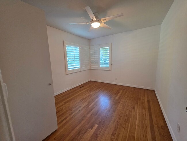 Building Photo - Home located in the heart of the college n...