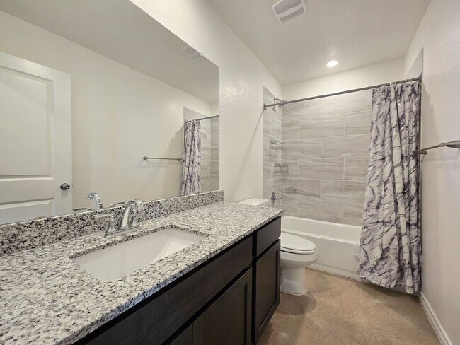 Building Photo - HUGE RENT REDUCTION & AMAZING MOVE IN SPECIAL!