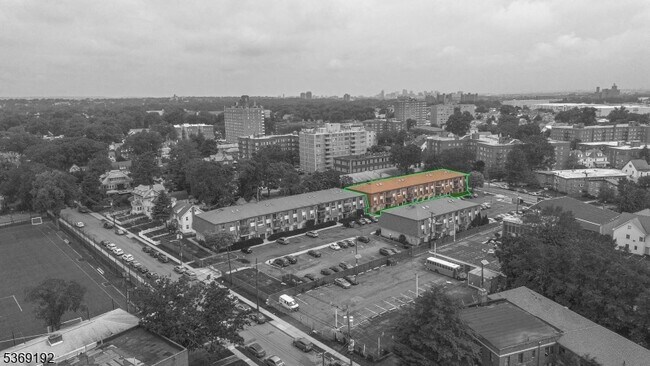Building Photo - 668 N Broad St