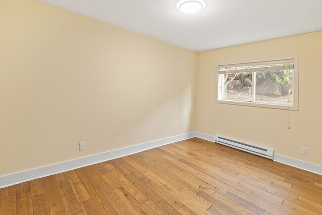 Building Photo - 2 bedrooms, 1 bathroom