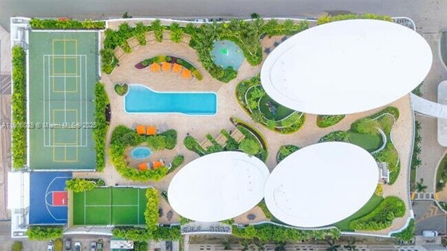 Building Photo - 700 NE 24th St