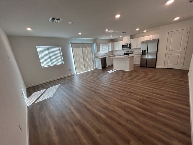 Building Photo - $500 MOVE IN SPECIAL OFF FIRST MONTHS RENT