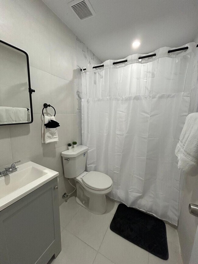 Building Photo - 3201 SW 9th Ave