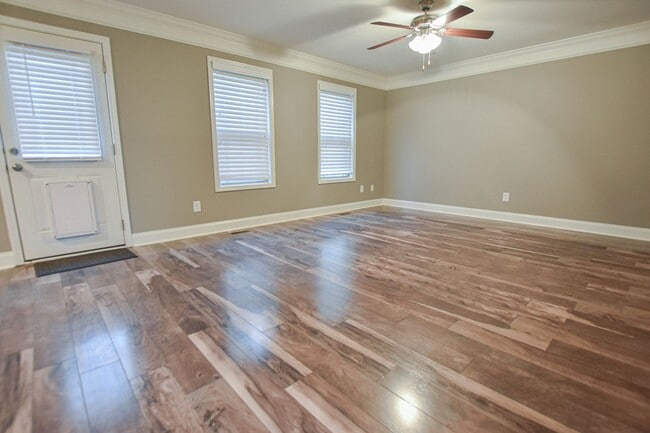 Building Photo - Pet Friendly Three Bedroom!