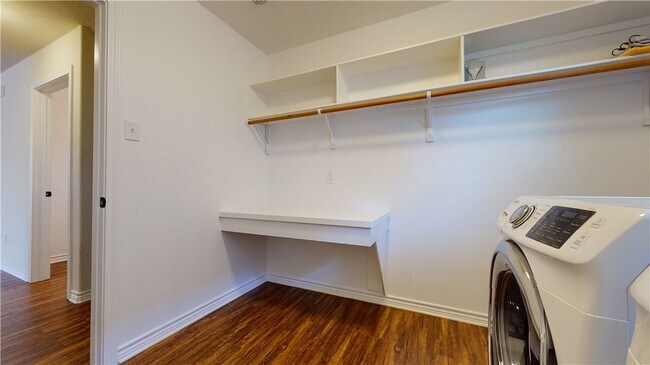 Building Photo - 923 Emerald Dove Ave