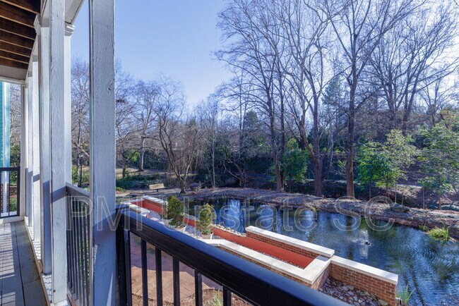 Building Photo - 204 E Park Ave