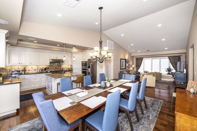 Building Photo - Conveniently Located, Fully Furnished 2 Bed/2 Bath Home Available To Nov!